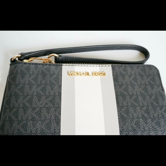 Michael Kors Jet Set Signature Stripe Wristlet. - Picture 6 of 8